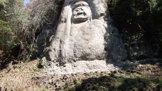 乱積みの石段を登る