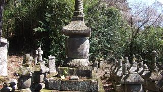 山道にある石塔群