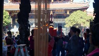 お参りの仕方はボランティアの人が教えてくれます