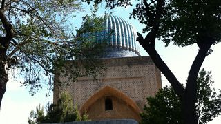 観光客と現地の人で大賑わいの巨大モスク