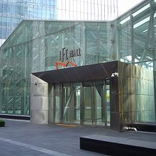 IFCモール入り口。ホリスターは地下1F