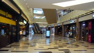 レストランとショッピング、映画館の複合施設