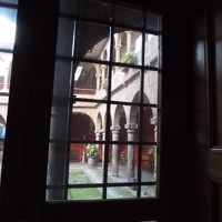 室内から中庭を見る