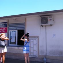 長距離バス停横、フェリー乗り場近くの荷物預かり所