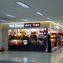 出国審査後の免税エリアにあります