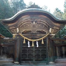 本殿附唐門。岐阜県指定重要文化財とのこと。