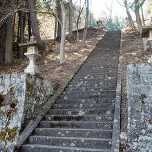 これが急峻な石段です。頑張って高台まで行きましょう。