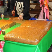 机いっぱいの蒸しパン。