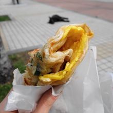 メインストリート沿いに公園があるので座って食べられます。
