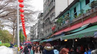 ◇約300mの一本道に沿った活気溢れる朝市◇