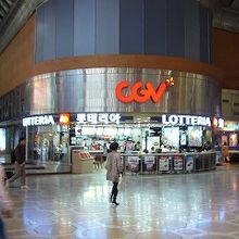 出国審査前にあります。