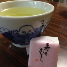 お茶はお抹茶ではなく普通の煎茶