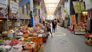 食堂やキッズフロアもあります　同じ物でも、ユーグレナモールの土産物店よりも安い品がありました