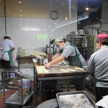 調理場がガラス張りになっていて並んでいる間見学できます。