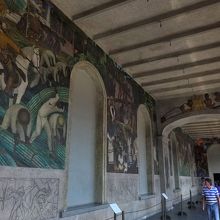 リベラによる壁画が描かれたバルコニー