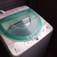 乾燥機能付き洗濯機。洗剤もあるので便利です。