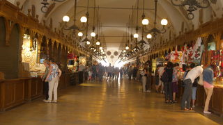 中央広場に建つ細長い建物