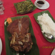 ブタ足いっぽんと空芯菜。バナナの皮のトレー