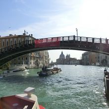 アカデミア橋の下にサンタ・マリア・デッラ・サルーテ教会