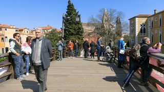 情緒ある古そうな橋です