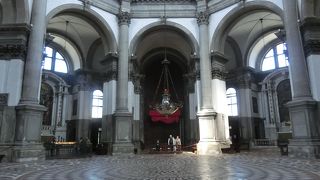 中はどの教会も同じようだが、外は絵になるサルーテ教会。