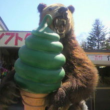 ヒグマがソフトクリームをＰＲ！