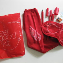 機内で配られたアメニティーグッズ。靴下、アイマスクなど。