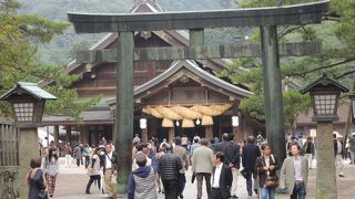 大きなしめ縄が印象的