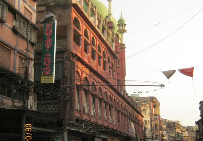 赤い大きなモスクです。