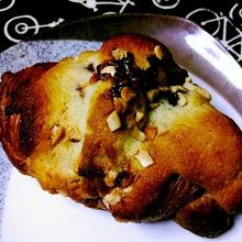 フランボワーズのジャムを挟んだクロワッサン（名前失念）