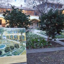 黄色い元病院の建物が印象的です