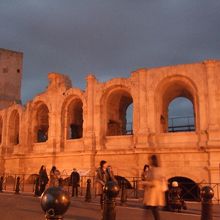 円形闘技場と、古代劇場は、形が残っています