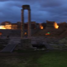 円形闘技場と、古代劇場は、形が残っています