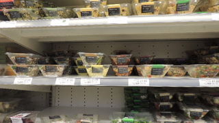 ハイセンスなショッピングセンターの中のスーパーマーケット