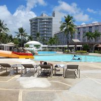 プールにスライダーもあって、きれいでした。