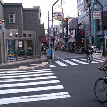 猫の看板が目印です。