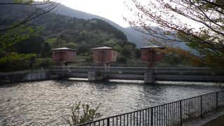 芦ノ湖キャンプ村の隣にある水門