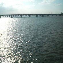 海のような広い水面に長い橋が架かっています。