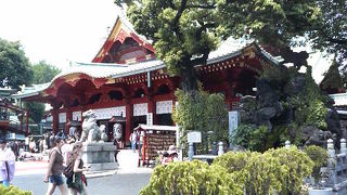 「獅子が子を谷底に落とす」の像