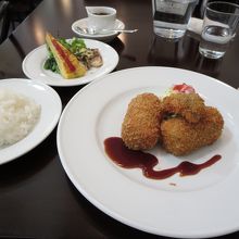 お肉料理は、村上牛のコロッケ