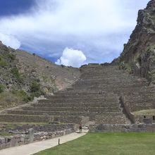 麓から見た遺跡