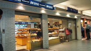 新宿駅に直結ベーカリー