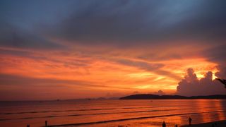 【アオナンビーチ】クラビビーチ１番の繁華街で騒がしい、それでもやっぱり夕暮れ時は素敵でした