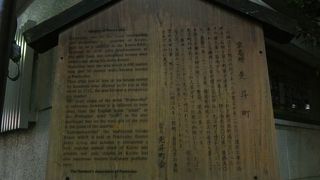 狭い石畳の通りに軒を連ねる飲食店