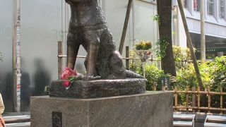 混雑しているので、待ち合わせには少々不便です。