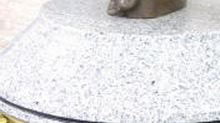 駅中央通路にミニチュア像