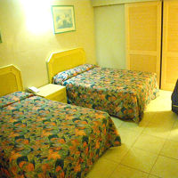 ベッドはセミダブル、シーツも清潔です