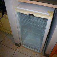 冷蔵庫はガラスドア。たまに壊れているそうです