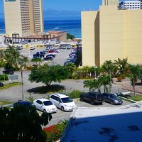 ホテル前面のパーキング。その裏を下るとDFS