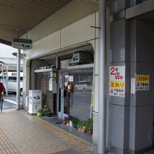 鳥取駅から若桜通りをまっすぐ５分ほど進んだ所にあるベニ屋